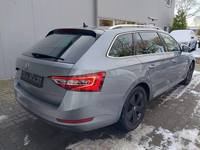 Pogled od pozadi desno