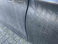 Tragovi oštećenja na ivicama vrta napred levo