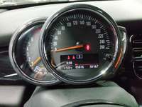 Pohľad na združený prístroj na palubnej doske