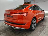 Pogled od pozadi desno