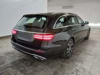 Pogled od pozadi desno