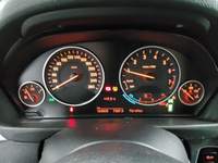 Pohľad na združený prístroj na palubnej doske