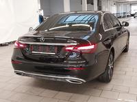 Pogled od pozadi desno