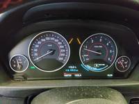 Pohľad na združený prístroj na palubnej doske