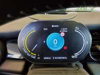 Pohľad na združený prístroj na palubnej doske