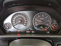 Pohľad na združený prístroj na palubnej doske