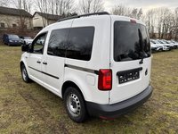 Vaade tagant vasakult