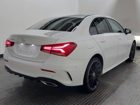 Pogled od pozadi desno