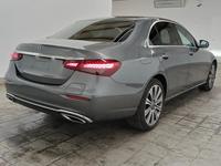 Pogled od pozadi desno