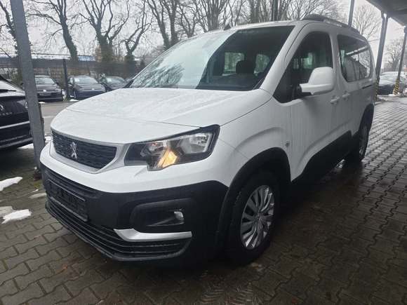 Pogled od napred levo