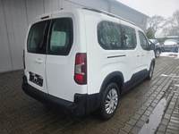 Pogled od pozadi desno