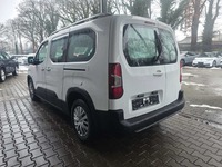 Pogled od pozadi levo