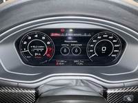 Pohľad na združený prístroj na palubnej doske