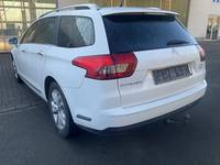 Vaade tagant vasakult