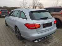 Vaade tagant vasakult