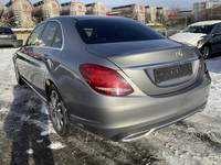 Vaade tagant vasakult