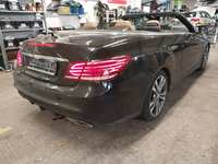 Pogled od pozadi desno