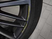 Cпереди слева