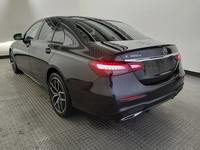 Pogled od pozadi levo