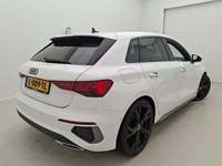 Pogled od pozadi desno