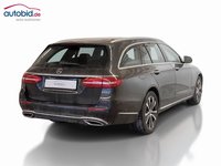 Pogled od pozadi desno