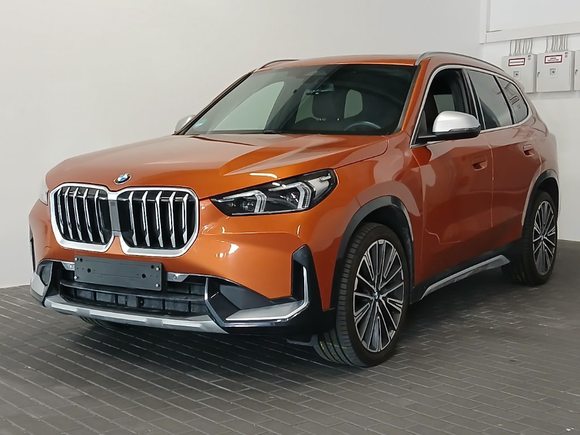 Pogled od napred levo