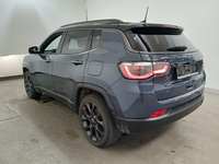 Vaade tagant vasakult