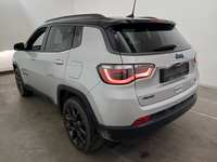 Vaade tagant vasakult