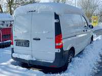 Pogled od pozadi desno