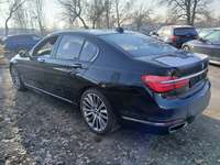 Vaade tagant vasakult