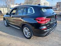 Vaade tagant vasakult