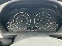 Pohľad na združený prístroj na palubnej doske