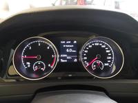 Pohľad na združený prístroj na palubnej doske