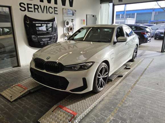 Pogled sprijeda lijevo