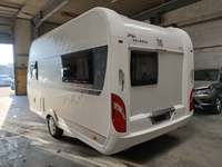 Vaade tagant vasakult