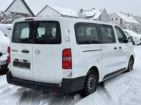 Pogled od pozadi desno