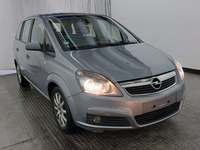 Pogled sprijeda desno