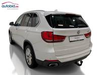 Skats no kreisās puses aizmugurē