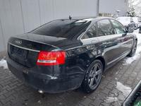 Pogled od pozadi desno