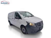 Pogled sprijeda desno