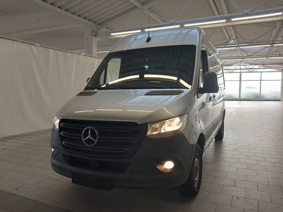 Pogled od napred levo