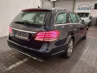 Pogled od pozadi desno