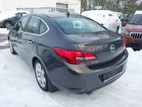 Vaade tagant vasakult