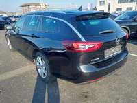 Vaade tagant vasakult