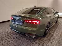 Pogled od pozadi desno