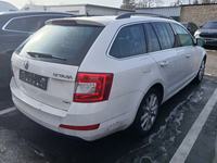 Pogled od pozadi desno