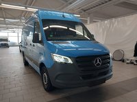 Pogled sprijeda desno