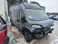 Pogled sprijeda desno