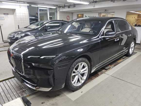 Pogled sprijeda lijevo