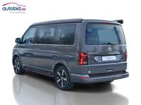 Skats no kreisās puses aizmugurē